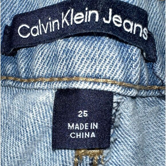 CALVIN KLEIN WOMEN SHORTS IN SUPER HIGH RISE SITS SLIGHTLY ABOVE NATURAL WAIST - Picture 7 of 10